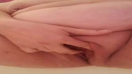 Teman wanita berkencing