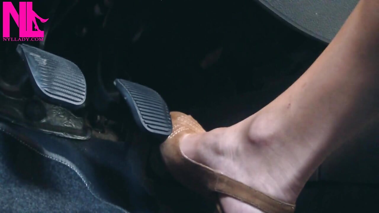 Revving a jízda ve světle hnědých sandálech Peeptoe
