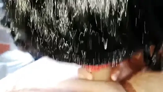 Sıska kız bana harika bir sakso çekiyor ve büyük dölümü yutuyor
