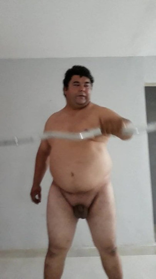 Urso gordo treinando duro