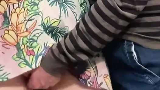 Bu kız herkesin içinde amını ovmama izin veriyor