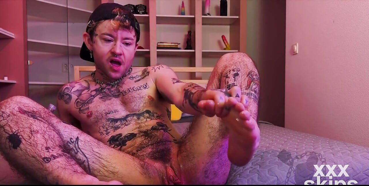 Tatuado ftm xxxskips se cubre de aceite, frota sus pies descalzos, juega con su coño trans hasta que se corre