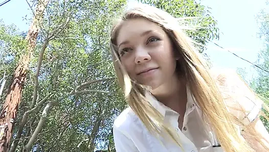 Pelacur remaja berbaring untuk mengambil kontol dari belakang