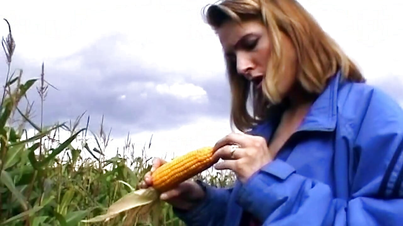 Massive Corn Cob Stretching Gaping Pussy Wide Open Outdoors