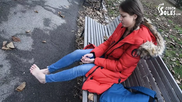 Грязные ступни в парке чистит незнакомец, видео от первого лица