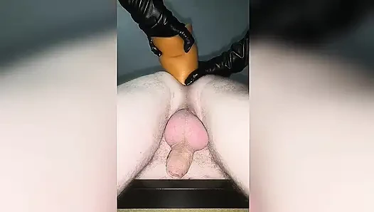 Жена трахает мужа огромным дилдо, пока он не кончит. Фемдом. Домашнее порно.