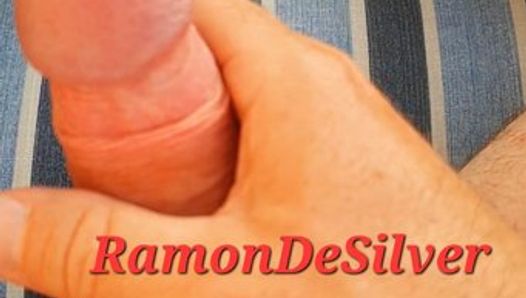Il maestro Ramon massaggia il suo cazzo divino al sole, meraviglioso, puoi leccarlo ora!