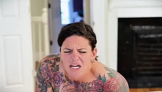 Carrie Capri трахает раком машину для траха и жестко кончает!