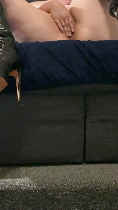 Éjacule sur mes bottes