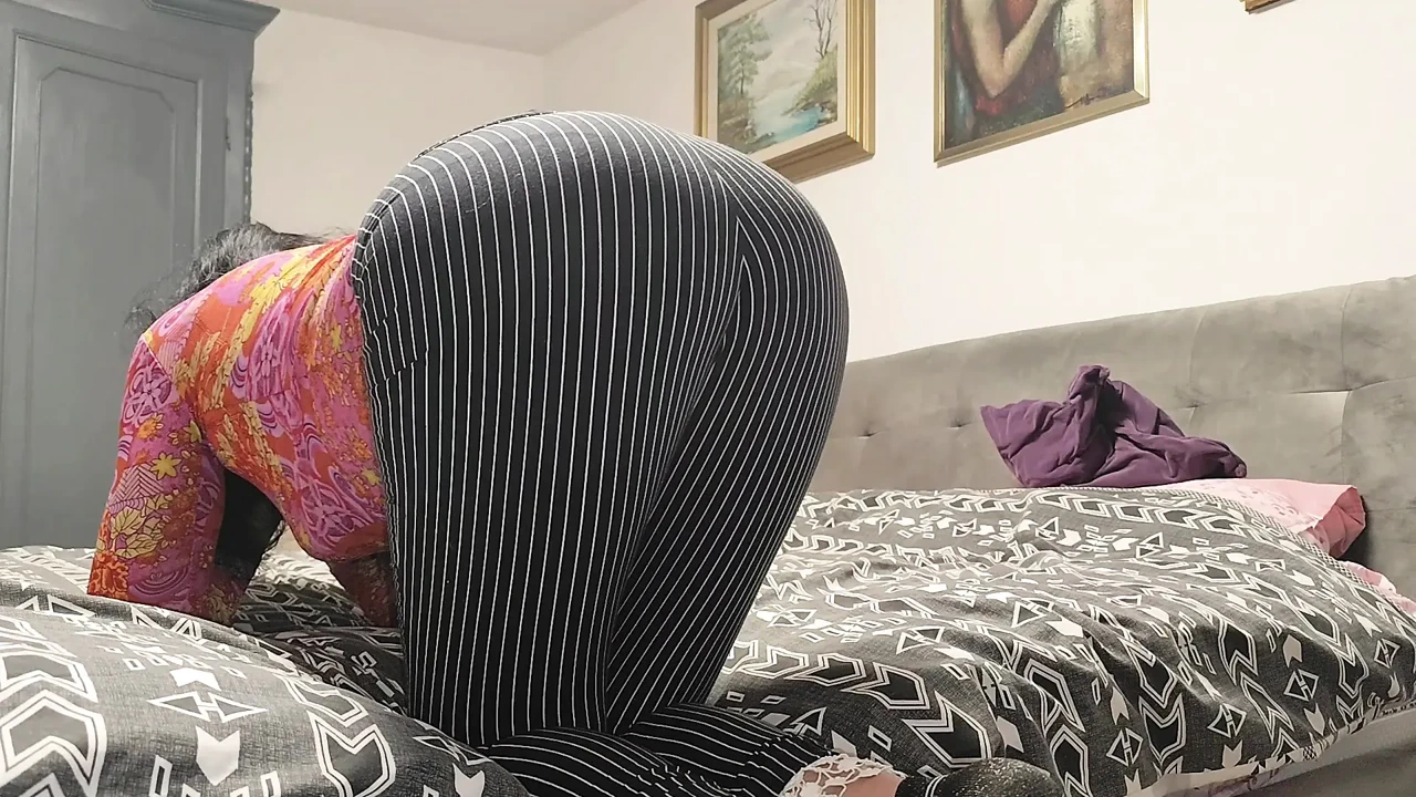 继母与继子睡一张床，并让她的屁股伸展以充满精液