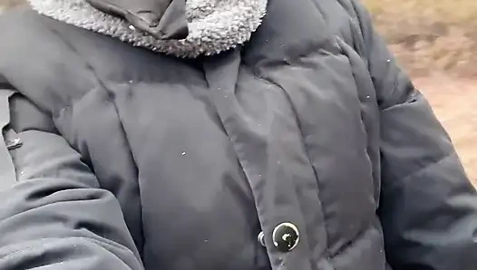 Cewek seksi ini lagi asik kencing di hutan!