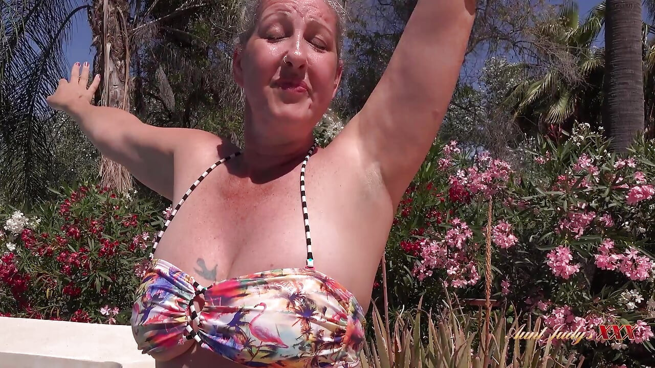 Meeting Hot Mature MILF Maggie Moon at the Hotel Pool