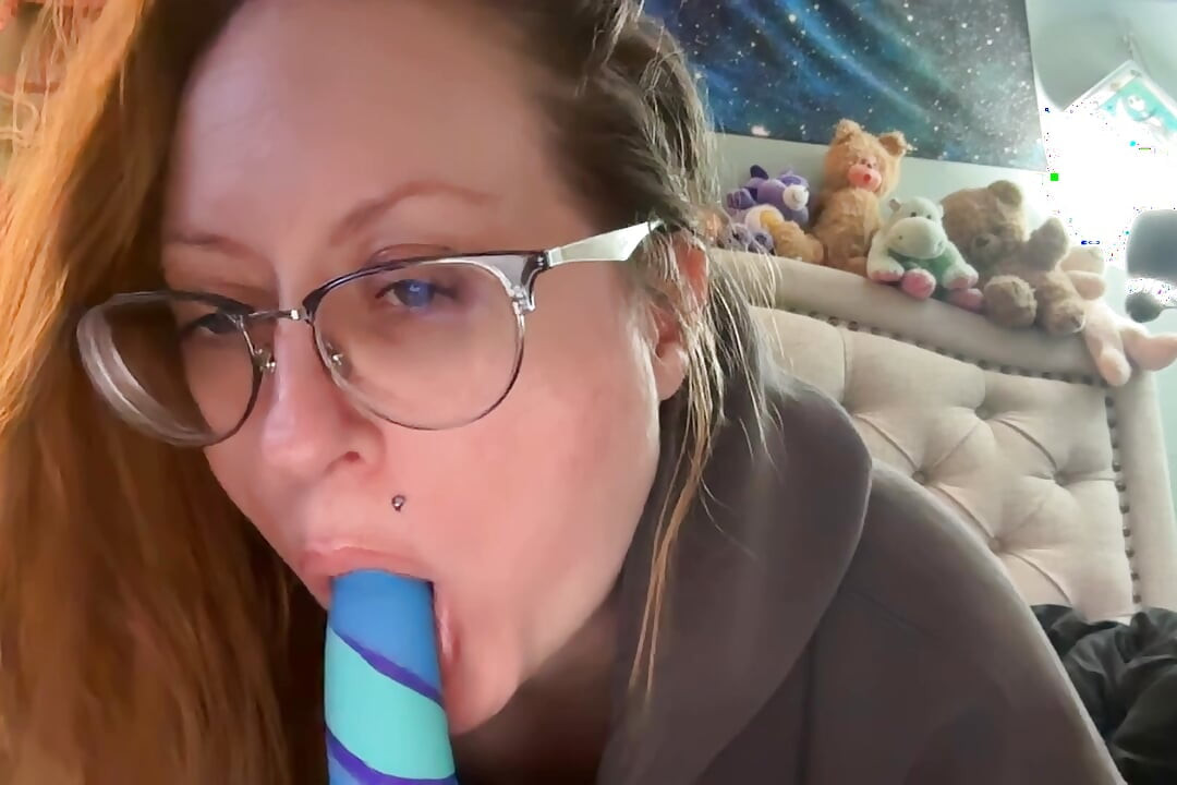 Mostrando minhas habilidades de chupar um vibrador