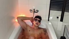 Chico joven con 8 pulgadas masturbándose mientras se baña