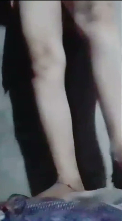 뜨거운 여자가 자위를 하면서 엄청난 재미를 느끼고 있어, 가슴을 누르고 유두를 애무하면서 점점… | 클립 1