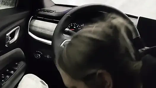 Araba yıkamada sakso çekiyor ve prezervatifi kırıyor bakış açısı