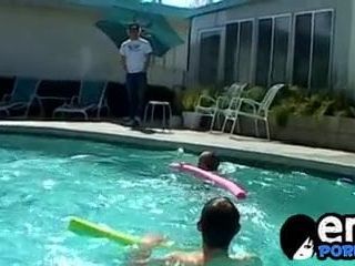 Jonge emo -homoseksuelen neuken kont in een trio aan het zwembad