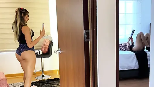 Atemberaubende latina-MILF! Die schwiegermutter wird aufgeregt und masturbiert, während sie stöhnen im anderen zimmer hört!