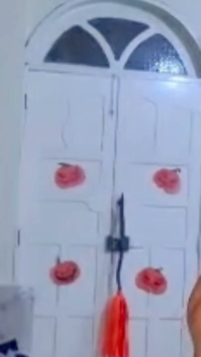 Halloween'i güzel, büyük kıçlı, dolgun göğüslü üvey annemle sikişerek kutluyorum. | Klip 1