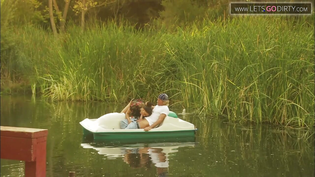 Hot girl rides a huge cock while out sailing in the dam