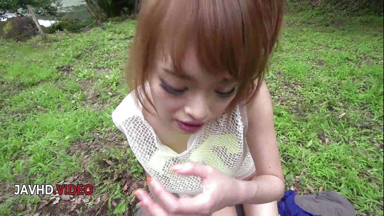 Mikuru Shiinas dampende udendørs blowjob i Japan