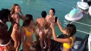 Victoria Justice de fiesta al aire libre en bikini