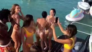 Victoria Justice buiten feesten in een bikini