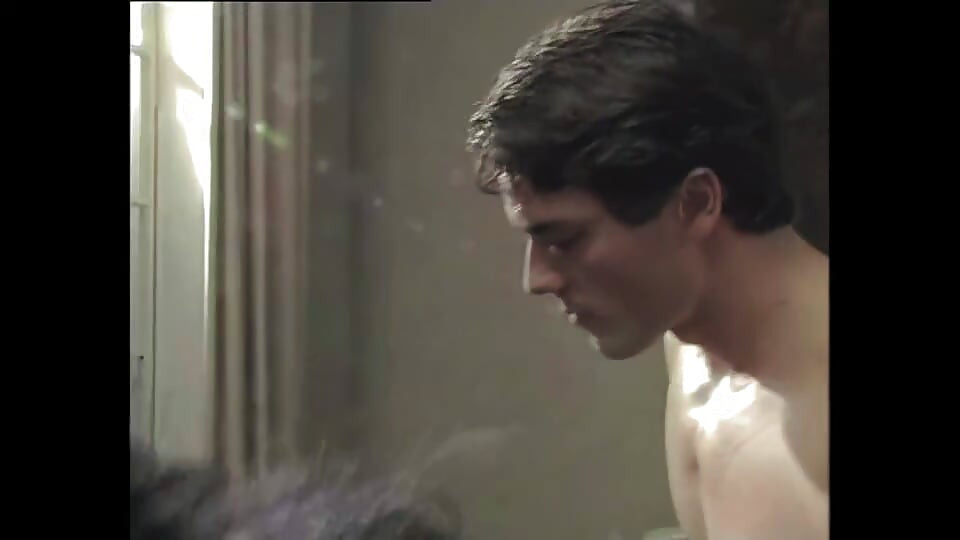 Ένας ωραίος μεγάλος ισπανικός πούτσος στο τριχωτό μουνί αυτής της Ιταλίδας milf