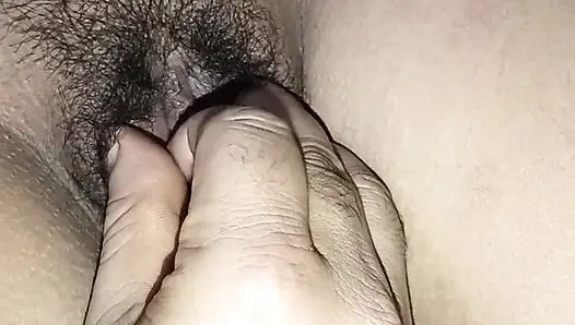 Desi Pooja Bhabhi Apni Chut Massage