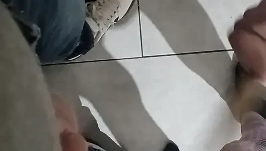 Yarak ve taşaklar spatula ile sert atıyor