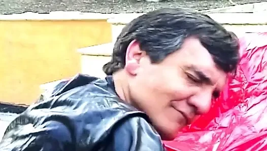 Esmer dominatrix mandalı yarağa sabitliyor