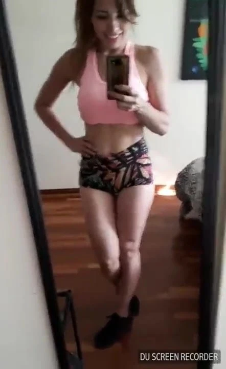POSANDO COQUETA