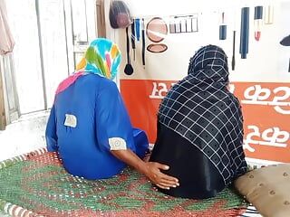 2 ragazze del college musulmane che indossano il velo fanno sesso con 1 uomo