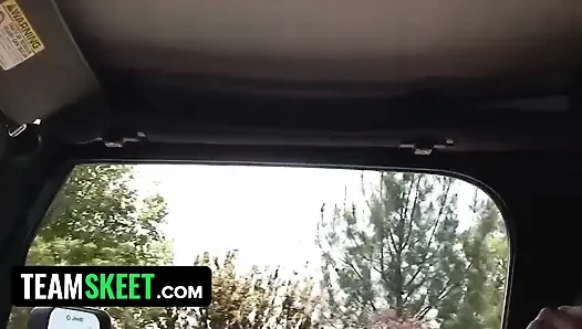 Sarışın genç kız erkek arkadaşının en iyi arkadaşı tarafından sikiliyor