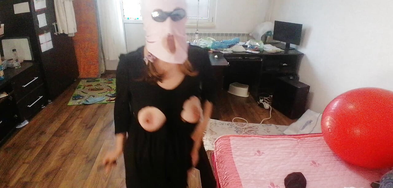 Amatör kadın kıyafetlerini denerken ve keserken eğleniyor.