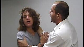 Policial faz buscas com a mão na vagina dela