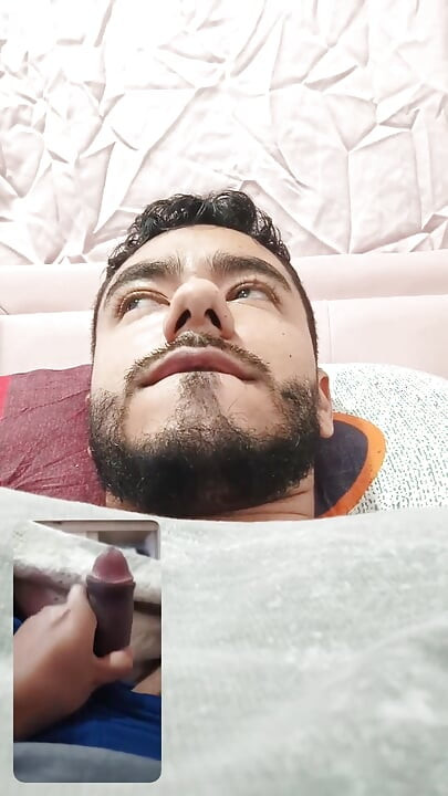 رجل يستمني في سريره