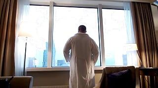Epische lange neukpartij met sexy meisje in het raam van een hotelappartement