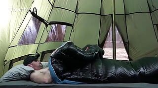 Шпилю спящую сумку в моей кемпинговой палатке, пока я не кончу