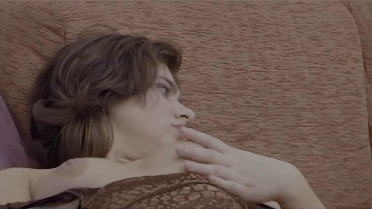 Une Jeune Et Belle Femme Prend La Bite D’un Vieux Lors D’un Casting