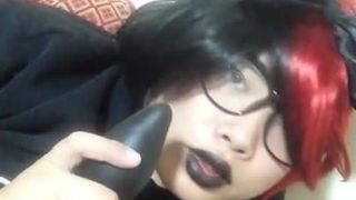 Asiatische Gothic-Sissy wichst bei der Verwendung eines analen Inflators