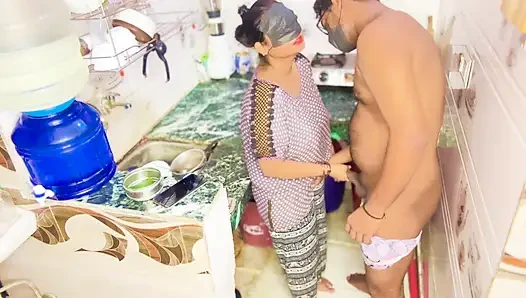 Hintli karı koca yatak odasında tam gece sert seks yapıyor