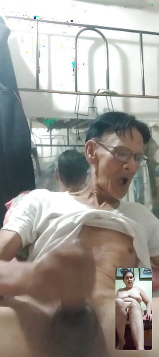 그녀는 크림 같은 보지에서 사정하고 싶어한다