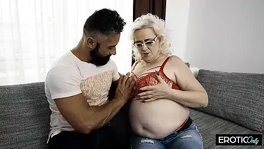 İşçi izlerken patronunun karısını sikiyor