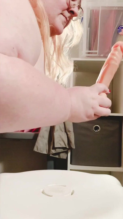 Zapanjujući trenutak iz "SSBBW Dildo Riding"