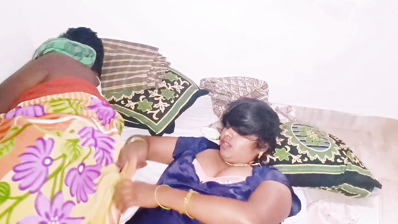 Une belle bhabhi infidèle se tape la grosse bite du petit frère de Husbend. Sexe indien infidèle telugu, dirty talk.