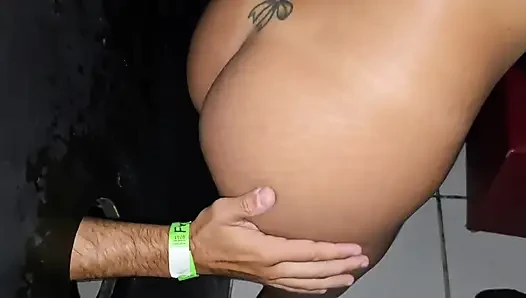 Ich hatte tollen sex mit einem typen in einem gloryhole und er kam in meinen mund!