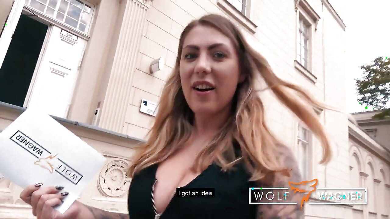 Elle se fait sucer et baiser par la reine de la pipe Mia Blow - Wolf Wagner