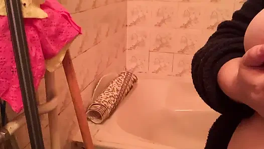 Голая крошка в ванной