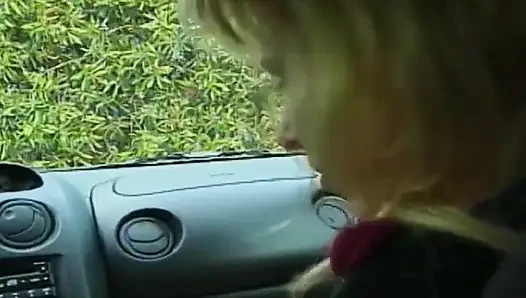 Azgın yaşlı adam piknik alanında sarışın orta yaşlı seksi kadını sikiyor